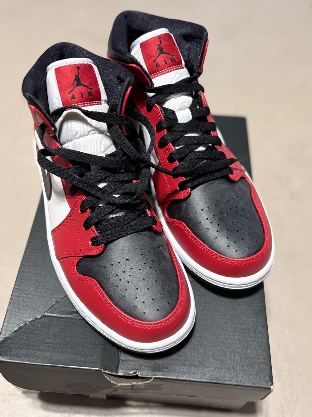 Air Jordan 1 Mid "Chicago Black Toe"